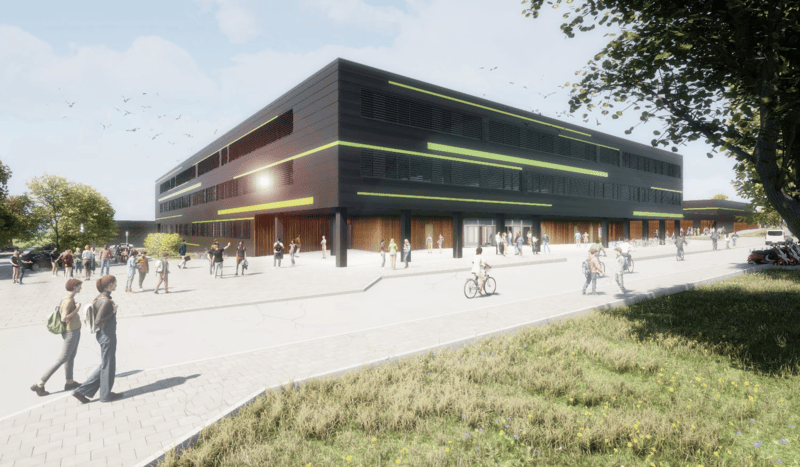 Modernes, rechteckiges Gebäude mit dunkler Fassade und großen Fenstern, umgeben von Menschen auf einem hellen Platz mit Grünfläche im Vordergrund