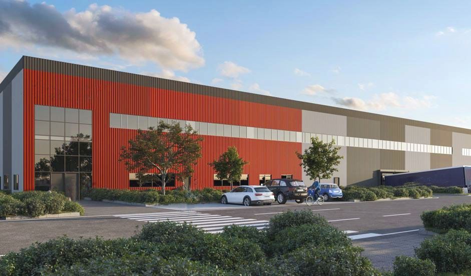 Modernes Logistikgebäude mit rot-grauer Fassade, großen Glasfronten im Eingangsbereich und Parkplätzen mit PKW im Vordergrund.